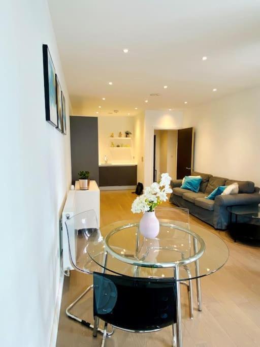 Appartamento Lovely 1 Bed Flat In North Kensington Londra Esterno foto
