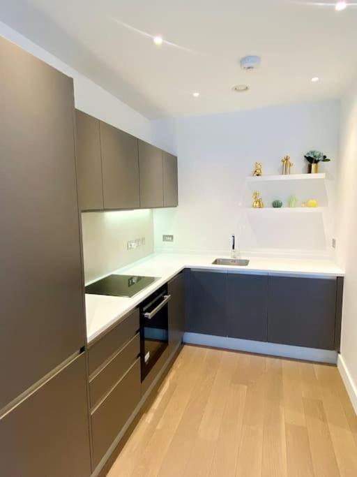 Appartamento Lovely 1 Bed Flat In North Kensington Londra Esterno foto
